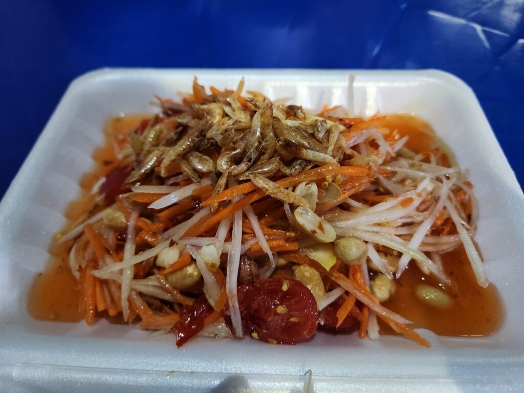 스티로폼 용기에 담긴 당근과 파파야 기반의 쏨땀