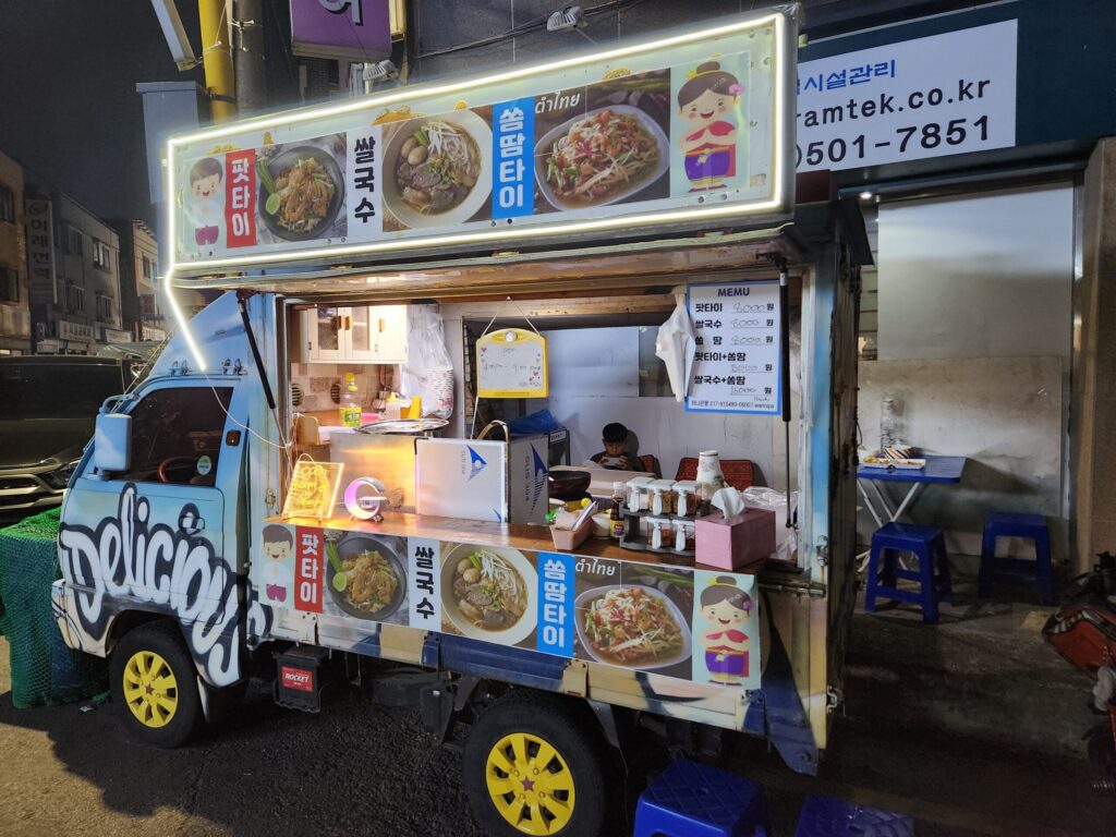 팟타이, 쌀국수, 쏨땀 메뉴가 적힌 태국 음식 푸드트럭 외관