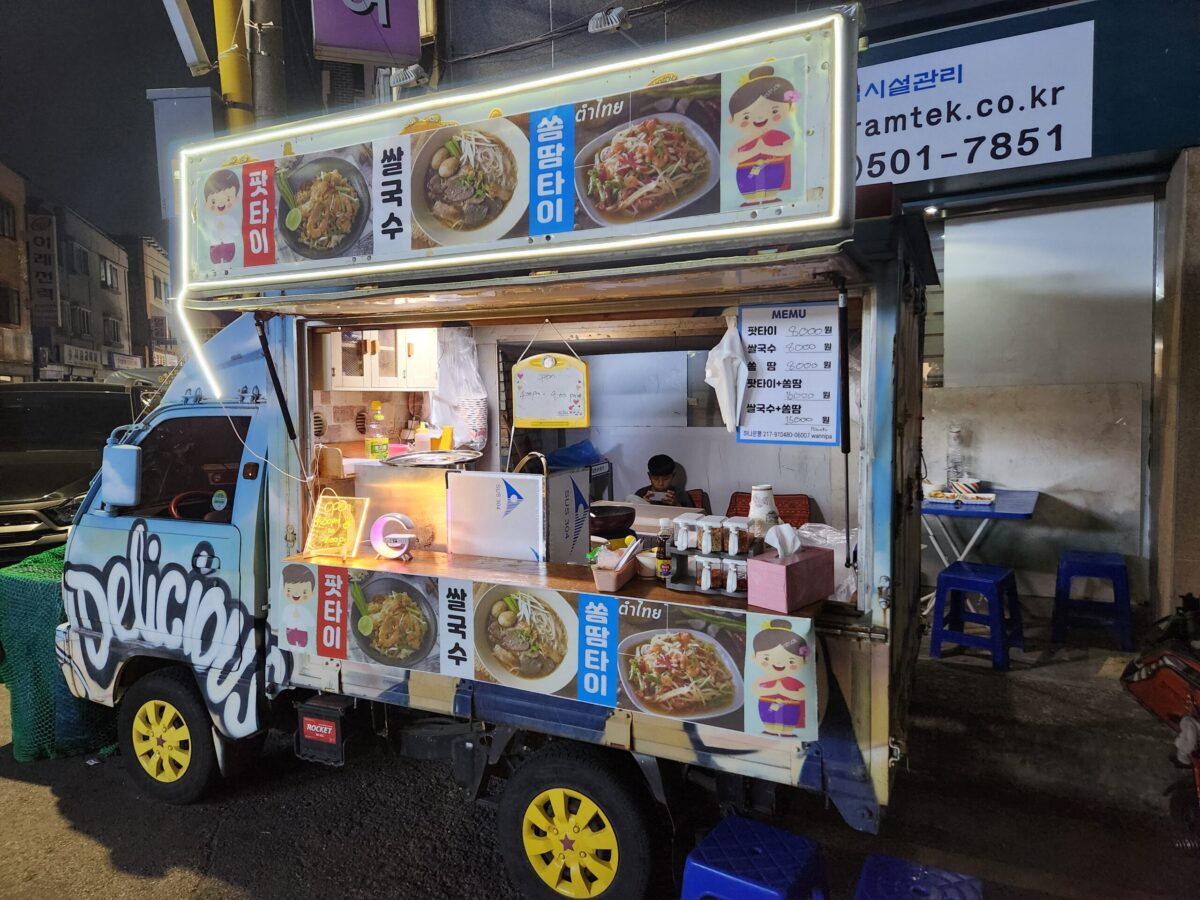 팟타이, 쌀국수, 쏨땀 메뉴가 적힌 태국 음식 푸드트럭 외관