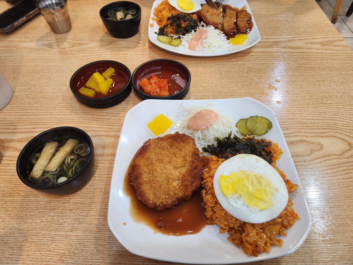 돈까스+김치볶음밥 메뉴와 단무지, 김치, 우동국물이 차려진 전체 상차림 모습.