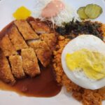 먹기 좋게 썰린 돈까스와 계란후라이가 얹어진 김치볶음밥.