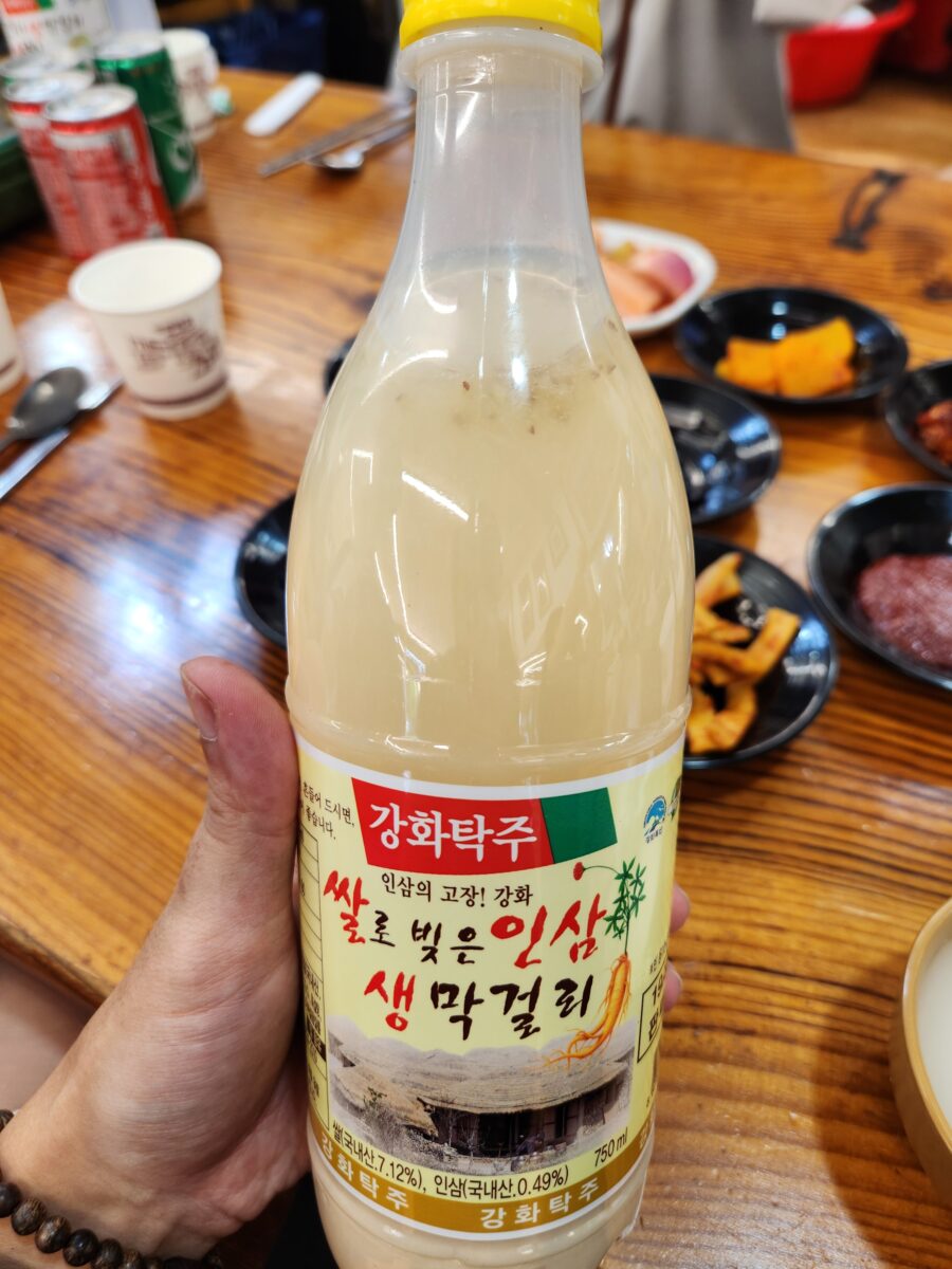 강화 인삼 생막걸리 병을 손에 들고 있는 모습.