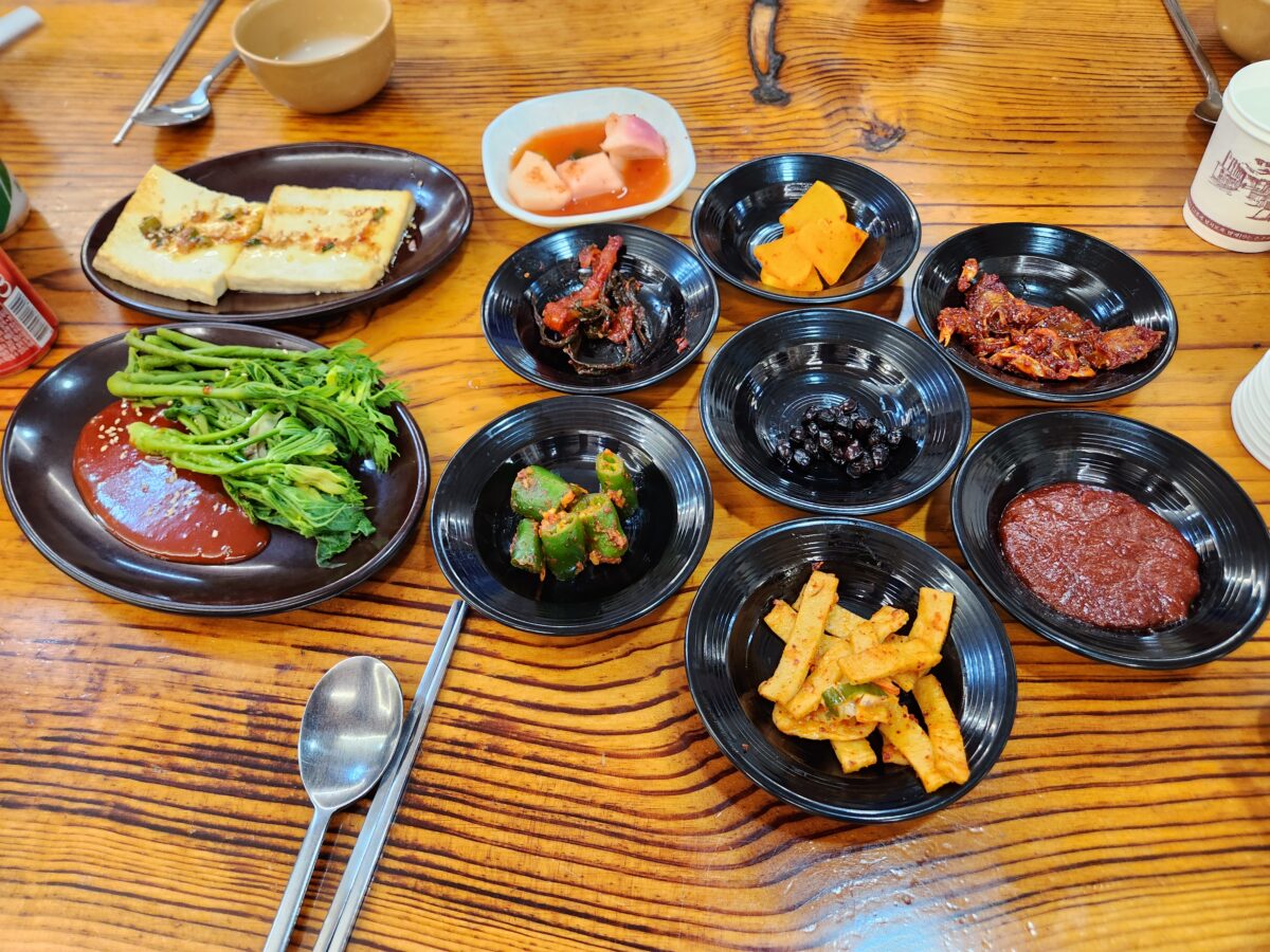 전체적으로 차려진 밑반찬과 요리들.