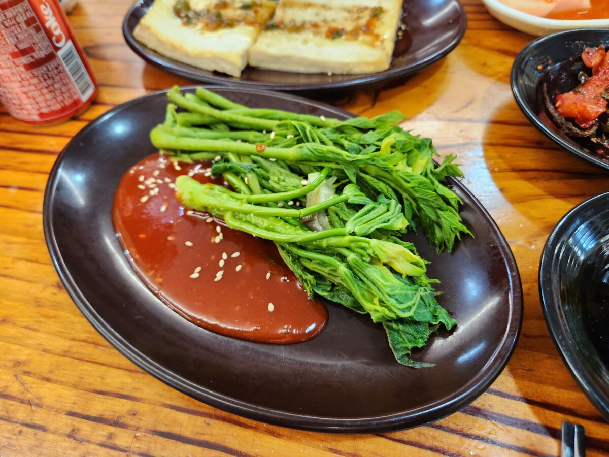 접시에 담긴 두릅과 두부지짐.