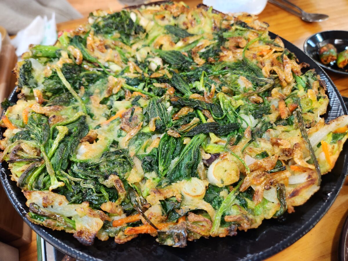 두릅, 미나리 등이 듬뿍 들어간 노릇한 나물전.