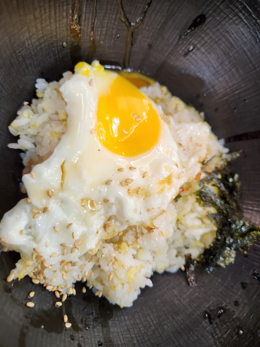 깨와 김가루, 계란후라이가 올라간 비빔밥용 밥 그릇.