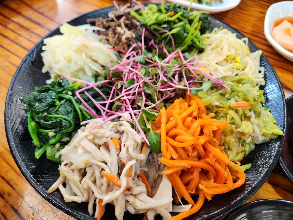 산채비빔밥용으로 준비된 다양한 색감의 나물들.