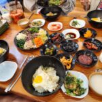 비빔밥 재료, 나물 등이 차려진 전체 상차림 모습.