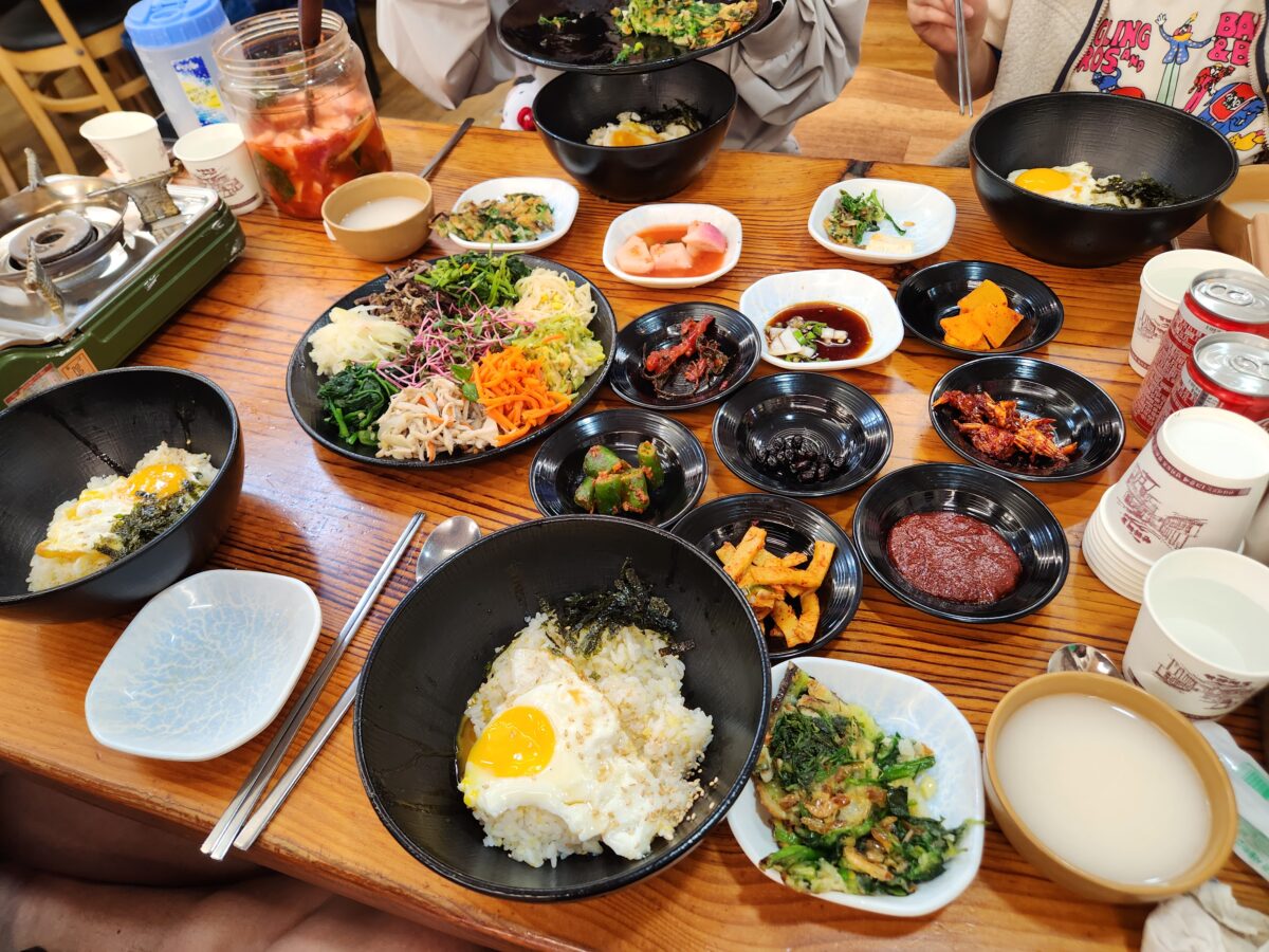 비빔밥 재료, 나물 등이 차려진 전체 상차림 모습.