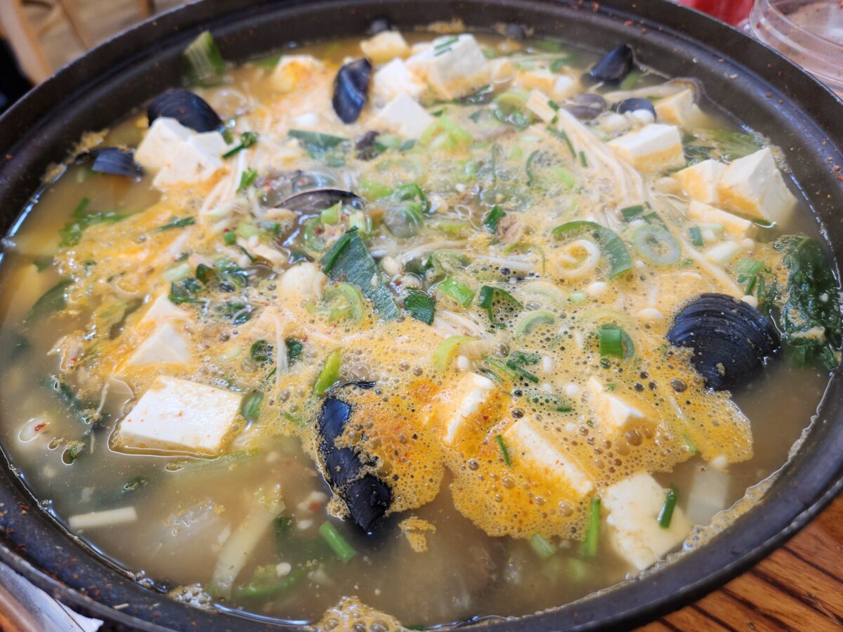 상합조개가 들어간 푸짐한 된장찌개 뚝배기.