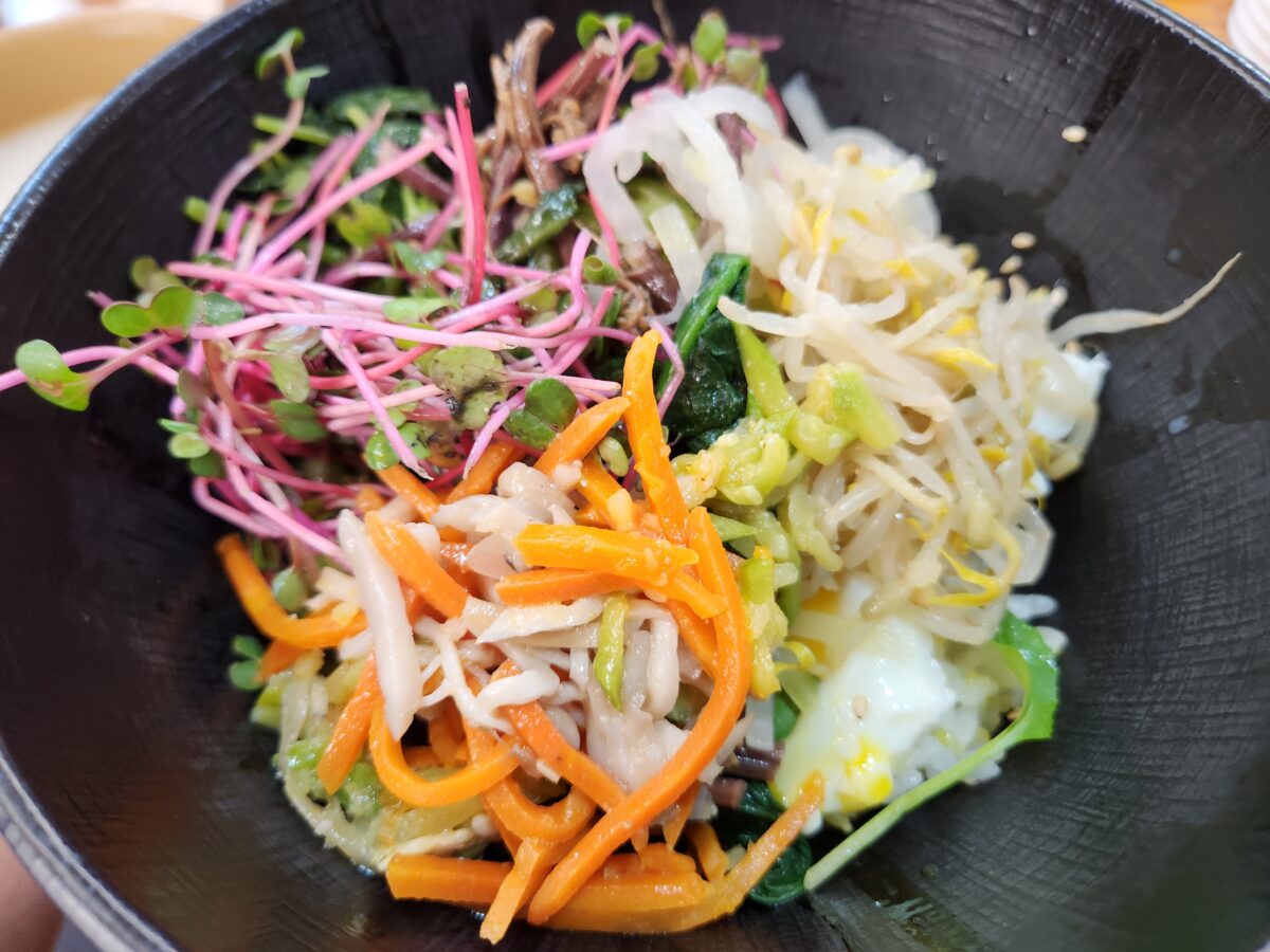 비빔밥 그릇에 나물이 올려져 있는 모습.