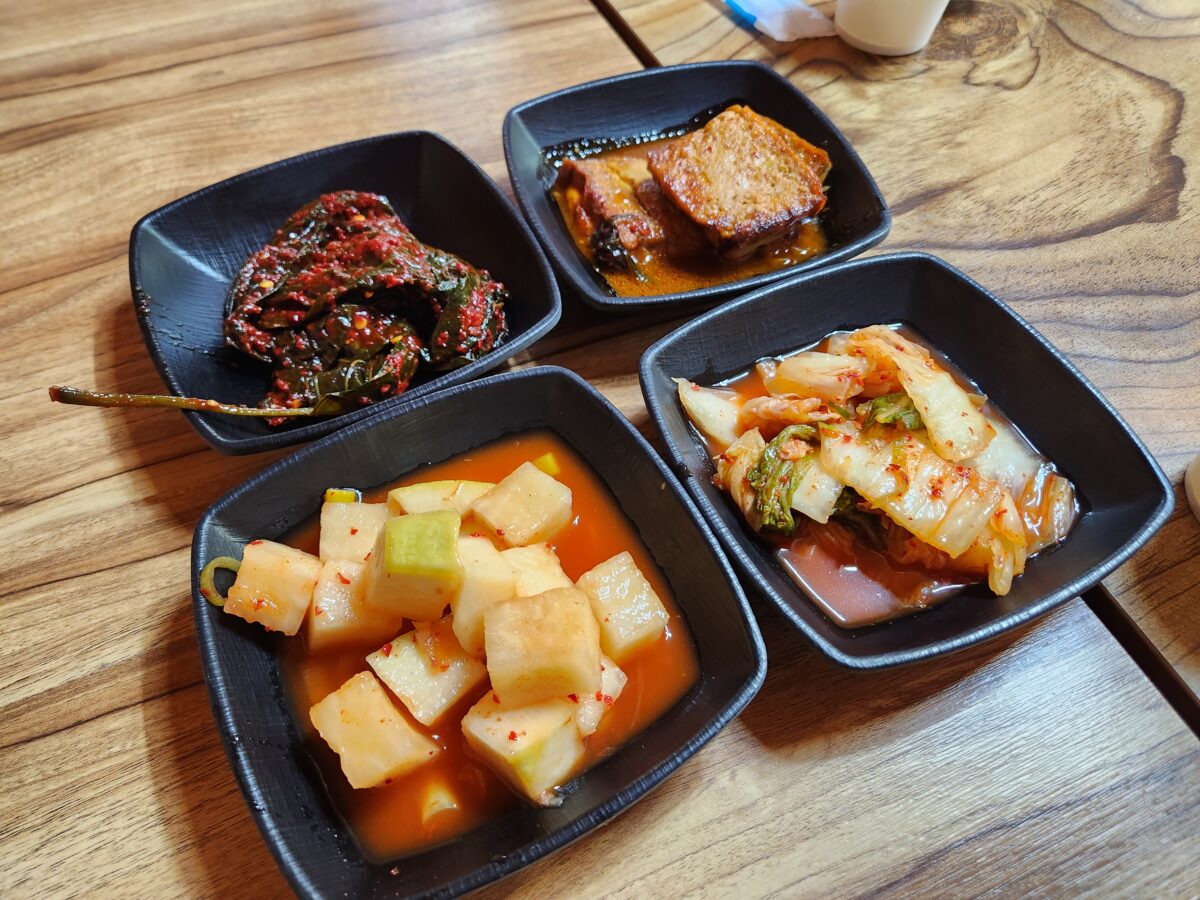 네 가지 종류의 밑반찬이 담긴 작은 접시들