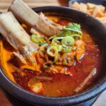 큼직한 갈빗대가 들어간 육갈탕의 전체적인 상차림 모습