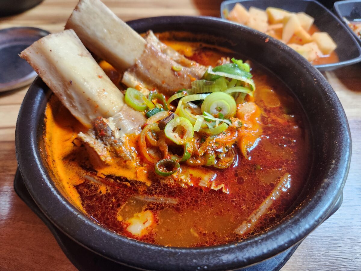 큼직한 갈빗대가 들어간 육갈탕의 전체적인 상차림 모습