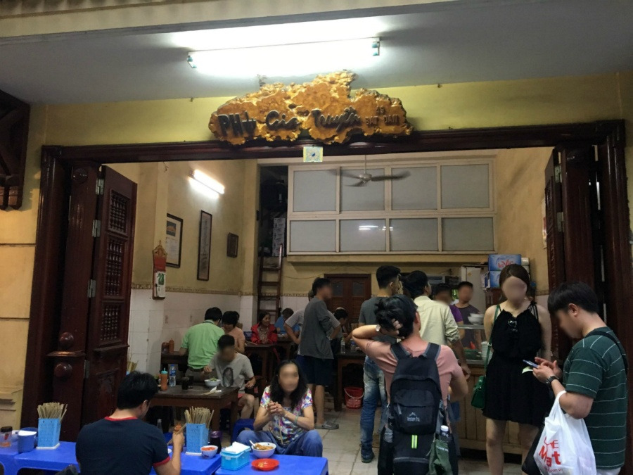 베트남 하노이 로컬 맛집 퍼짜쭈엔의 고풍스러운 건물 외관과 간판
