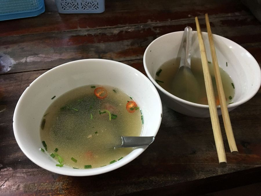 식사를 마친 후 빈 그릇이 놓인 투박한 테이블의 모습
