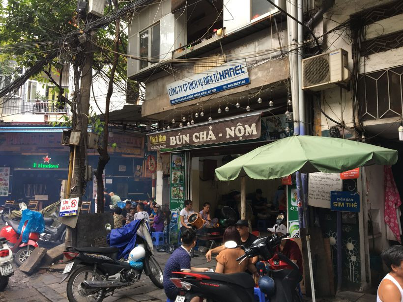하노이 호안끼엠 분짜놈(Bun Cha Nom) 입구 천 간판