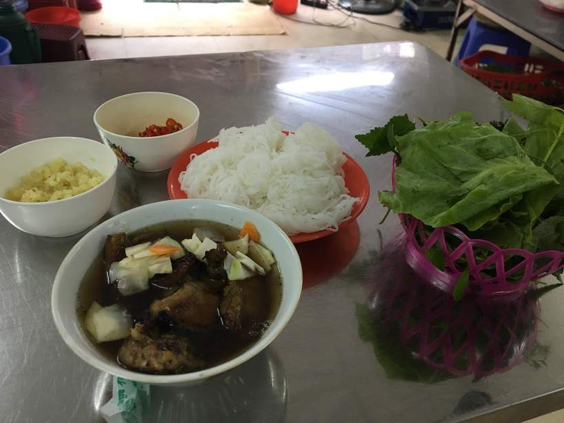 분짜 면과 신선한 야채, 숯불 고기가 차려진 모습