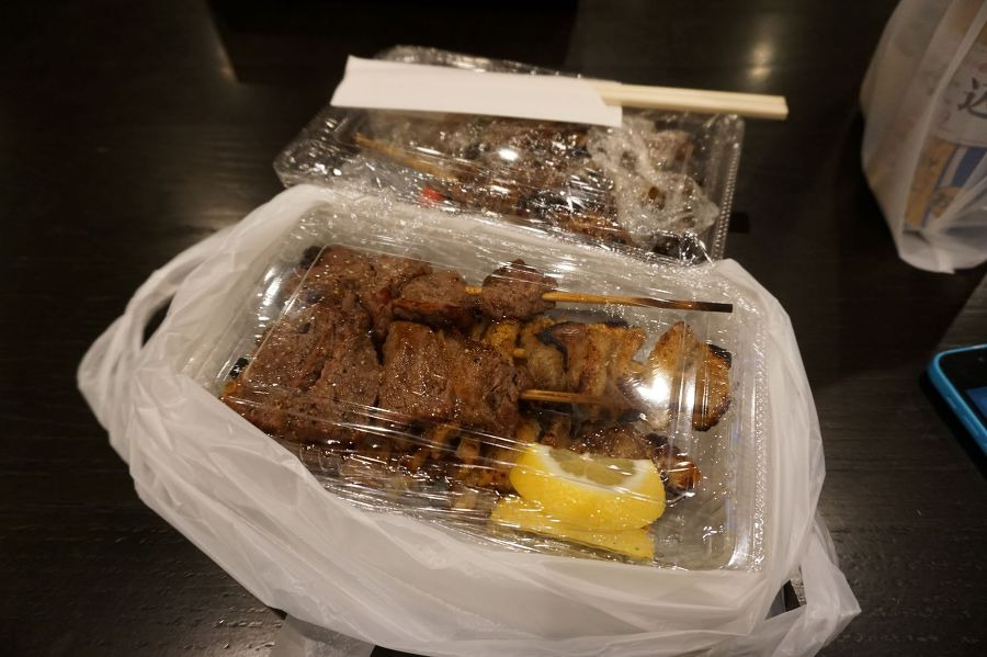 용기에 꼼꼼하게 포장된 야끼토리