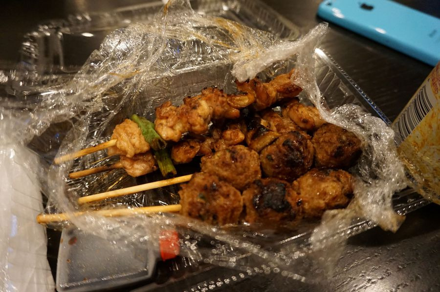 먹음직스럽게 담긴 대파 닭꼬치와 츠쿠네 꼬치