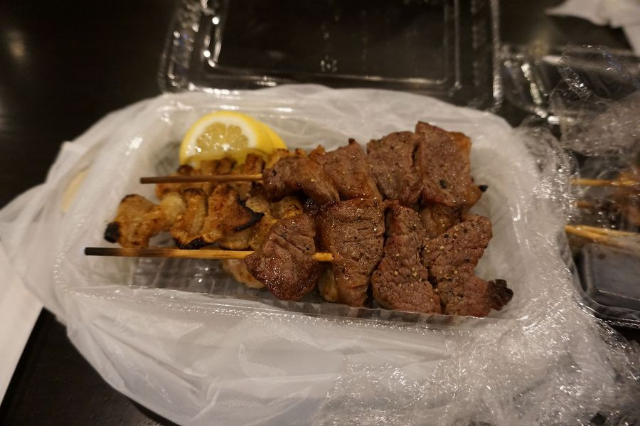 레몬과 함께 담긴 소고기 꼬치와 물렁뼈 꼬치