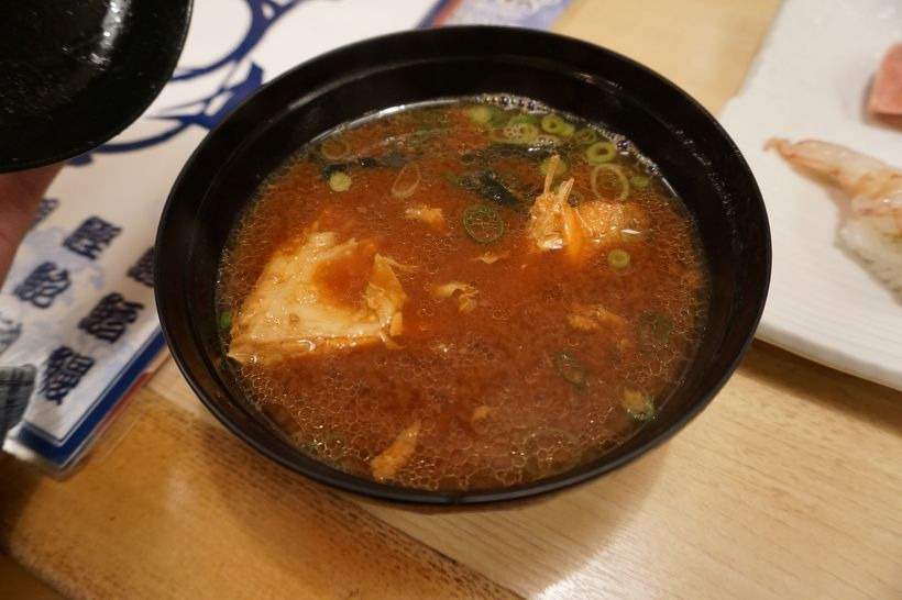 생선살이 들어간 진한 미소 스프