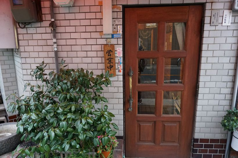 일본어로 營業中(영업중)이라고 적힌 식당 팻말