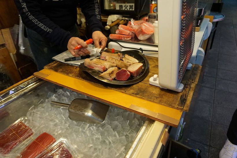 석쇠 위에서 참치 살 겉면을 굽고 있는 모습