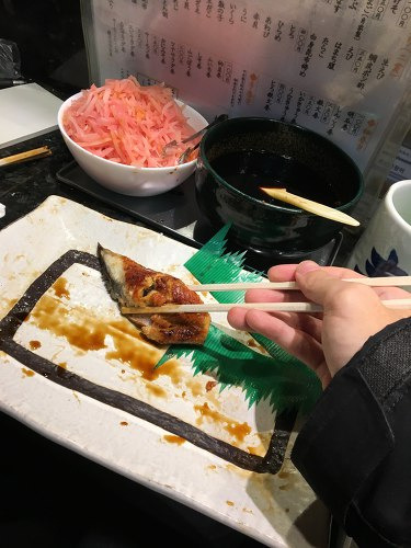 른 손가락 굵기만큼 두툼한 하루코마 민물장어(우나기) 초밥