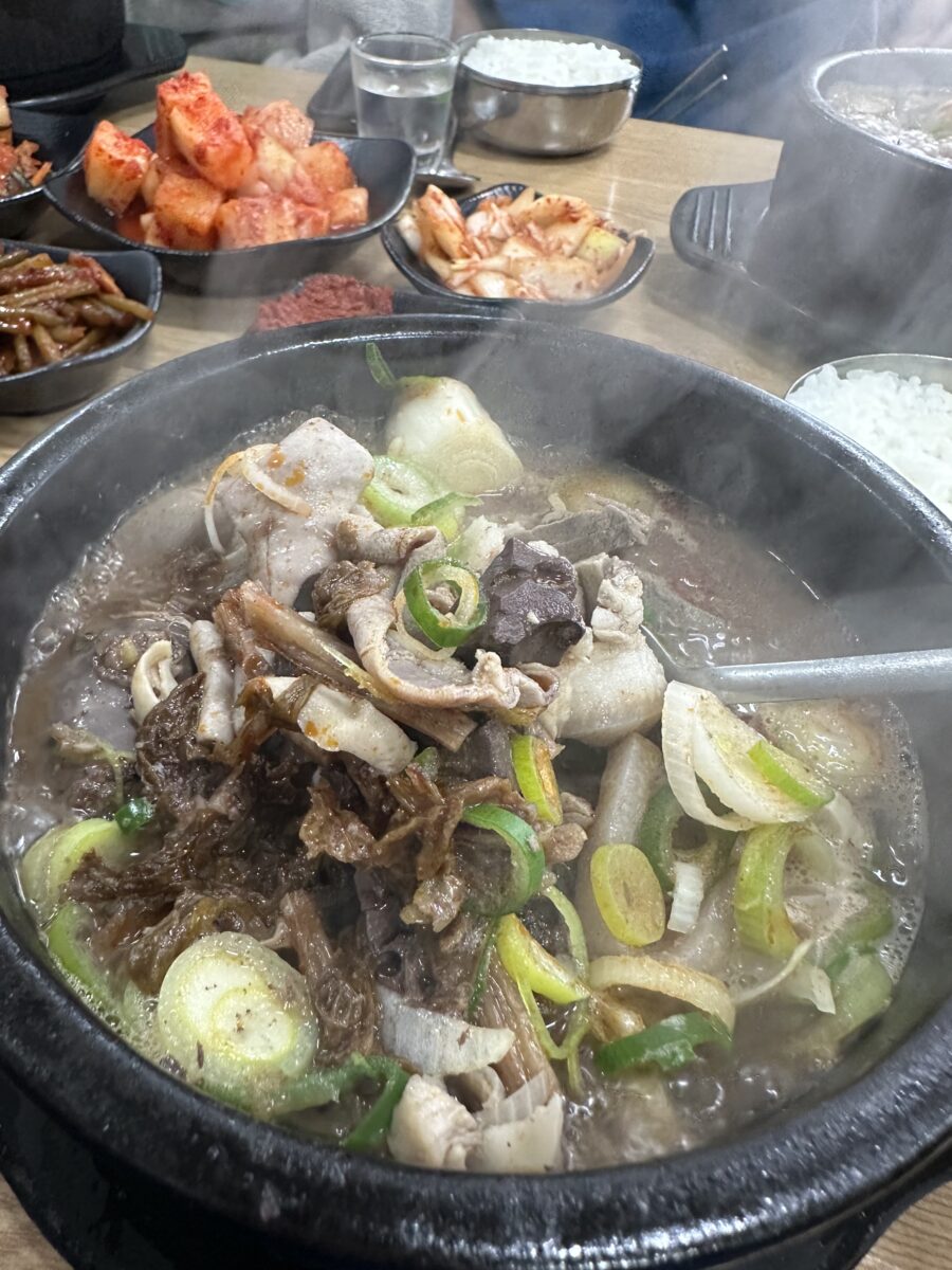 뚝배기 안에 들어있는 순대와 부드러운 선지, 각종 고기가 푸짐하게 담긴 모습