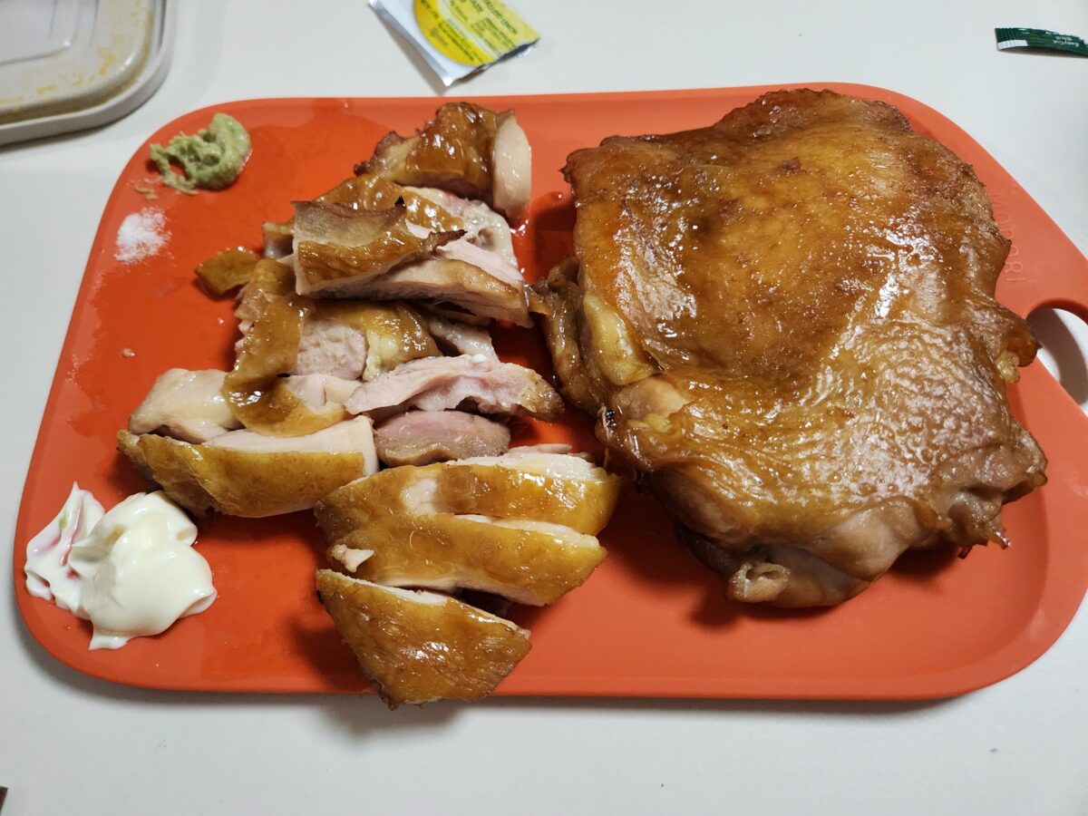 도마 위에 조리된 치킨데리야키와 소스, 와사비가 차려진 모습.