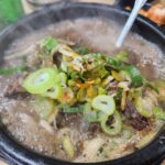뚝배기에 담겨 보글보글 끓고 있는 이천 백암토종순대의 순대국 근접 사진