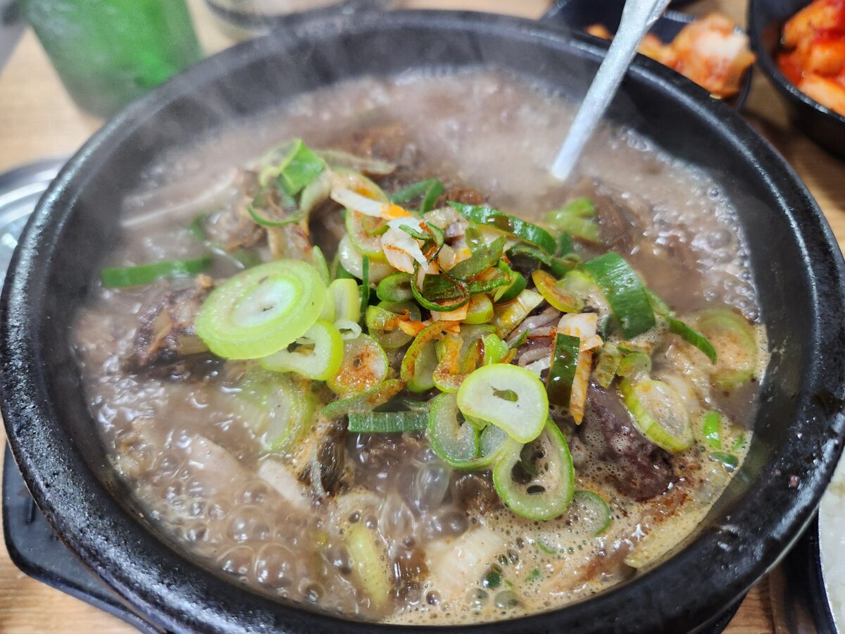 뚝배기에 담겨 보글보글 끓고 있는 이천 백암토종순대의 순대국 근접 사진