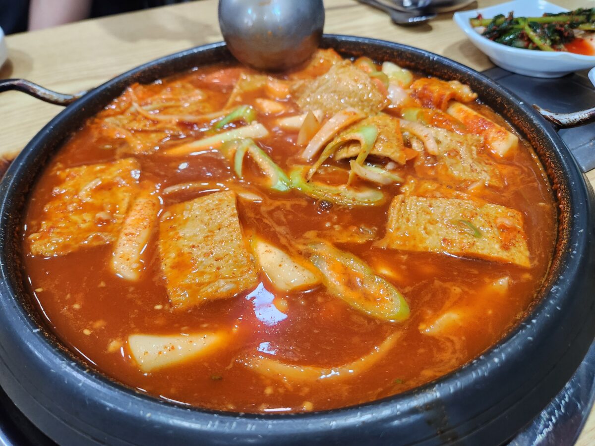 버너 위에서 끓고 있는 빨간 국물 떡볶이.