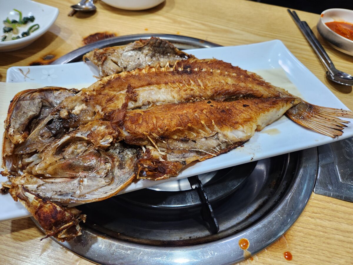 노릇하게 잘 구워진 열기구이가 접시에 담겨 있다.