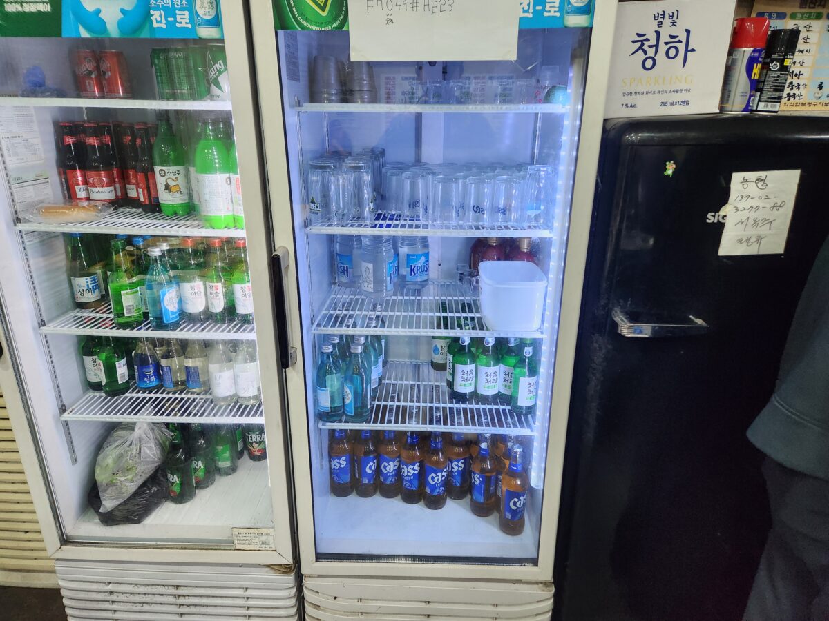 다양한 주류가 가득 채워진 업소용 냉장고.