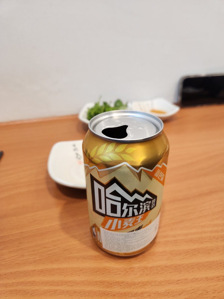 테이블 위에 놓인 하얼빈 캔맥주.