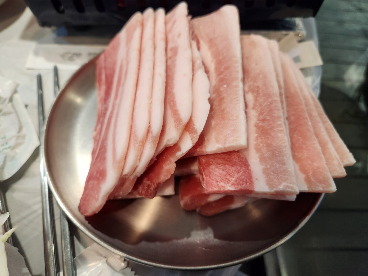 접시에 정갈하게 쌓여있는 냉동 삼겹살