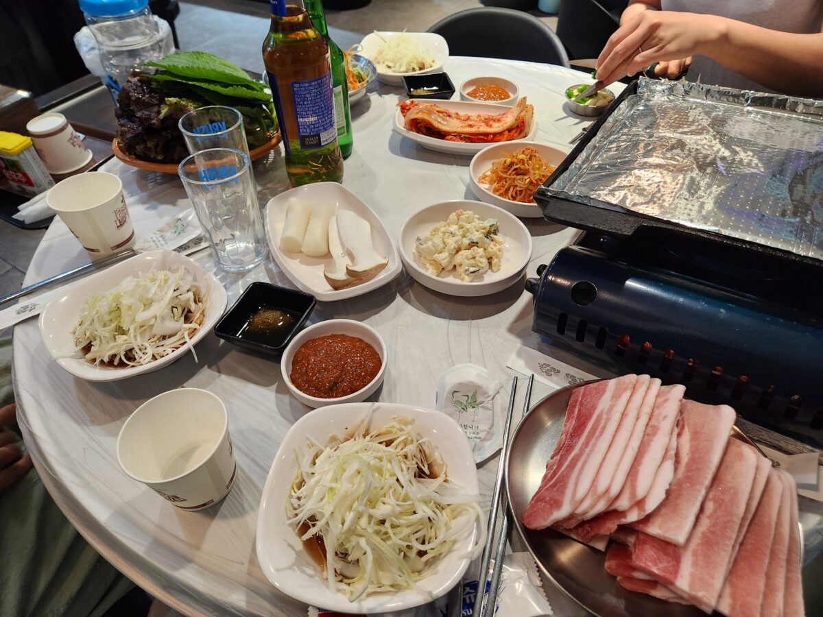 차려진 밑반찬들과 불판이 있는 테이블의 전체적인 모습