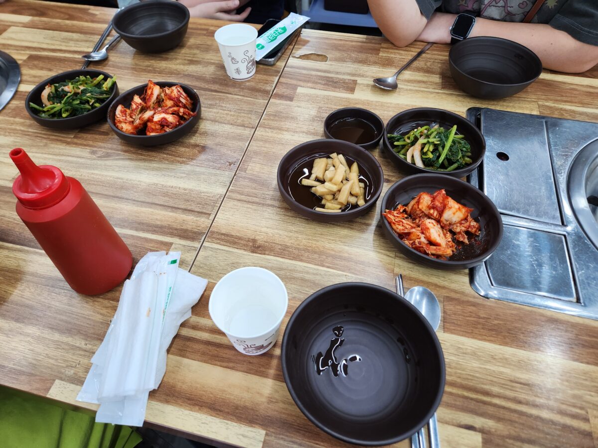 식당 테이블 위에 차려진 밑반찬과 그릇들