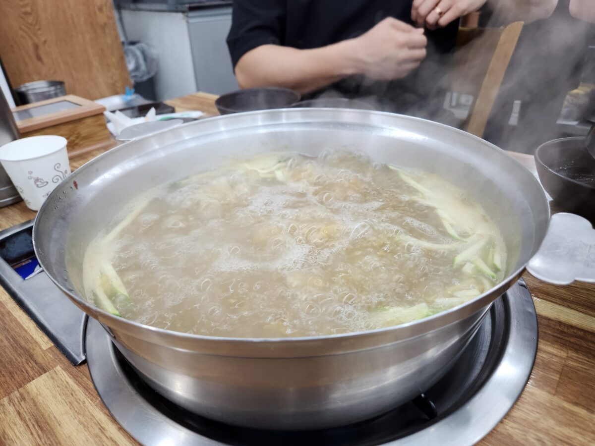 끓고 있는 칼국수 냄비 내부