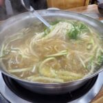 칼국수 냄비에 면을 넣고 젓는 모습