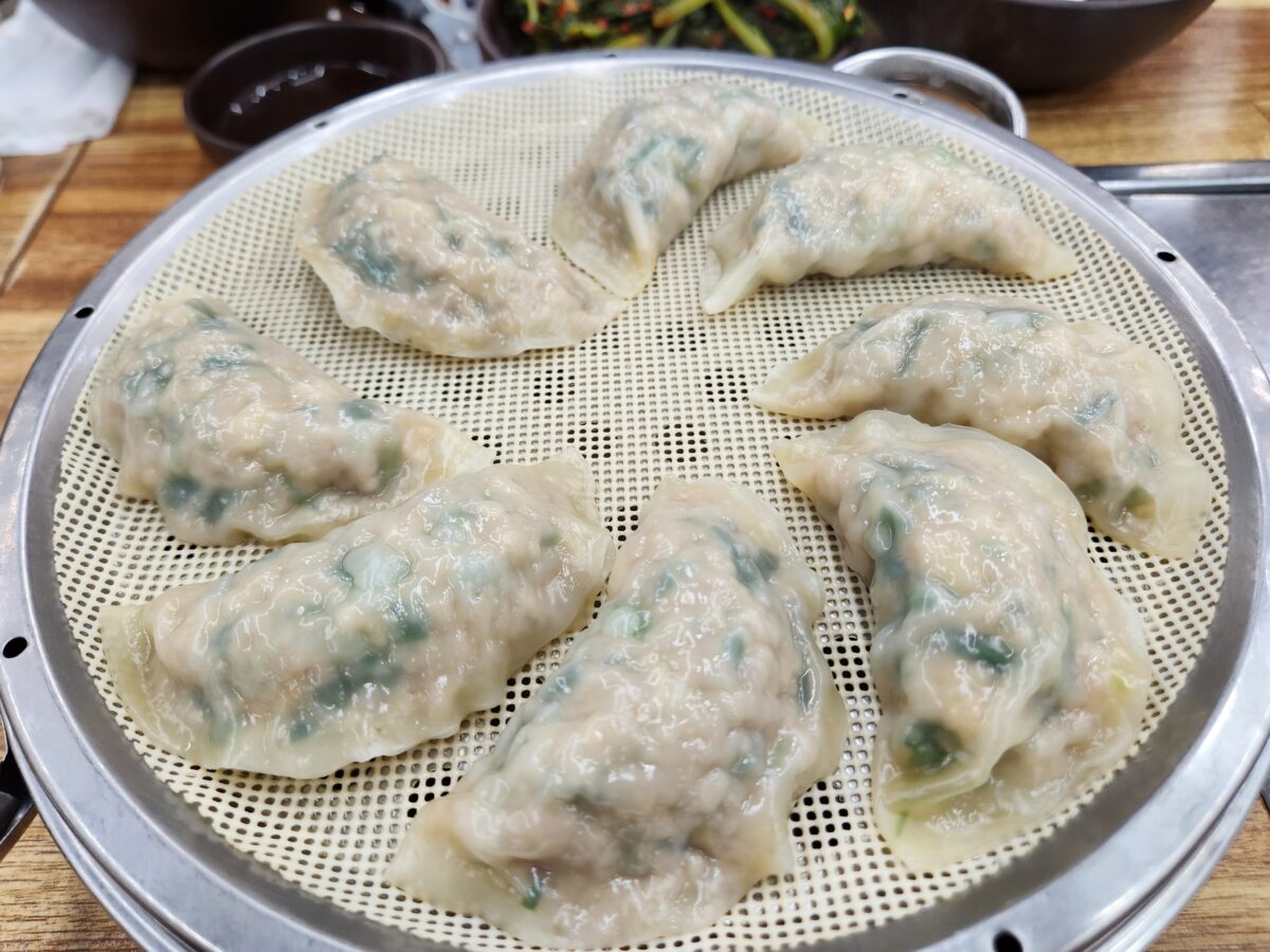 찜기에 담긴 만두들