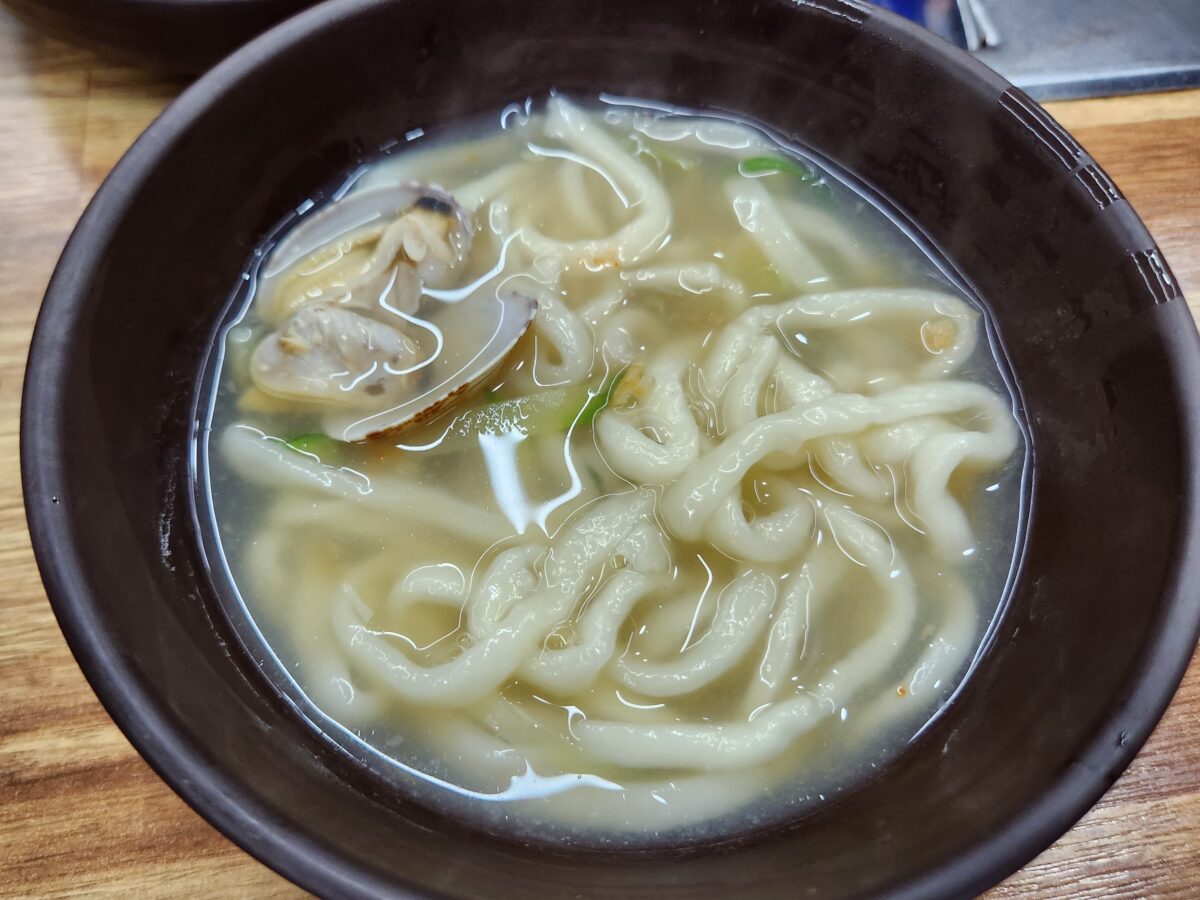 앞접시에 담긴 칼국수