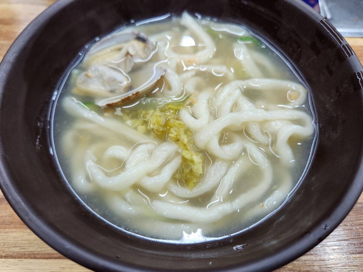 앞접시에 담긴 칼국수에 고추다대기 추가