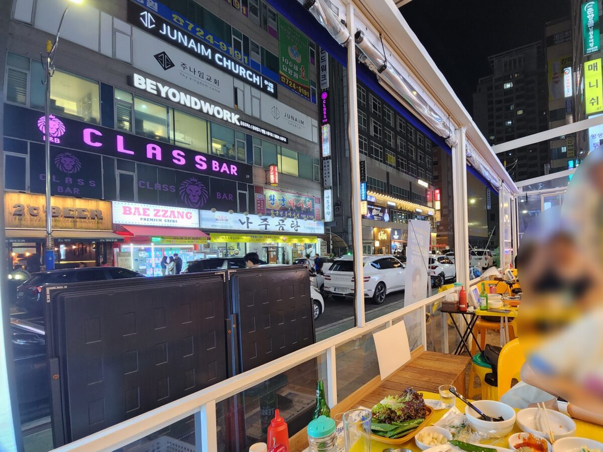 매장 바깥쪽 야장 테이블에서 바라본 삼산동 거리 야경.