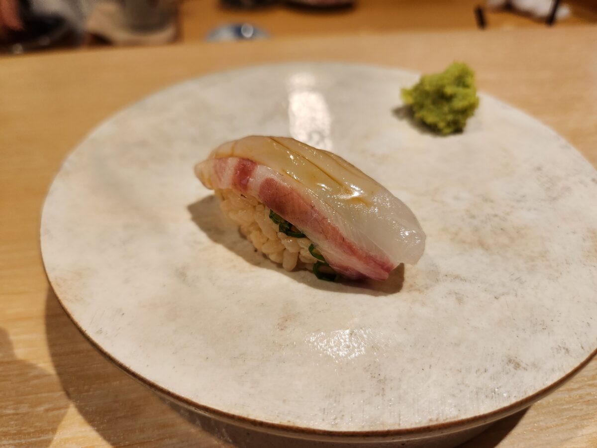 참돔 초밥 한 점.