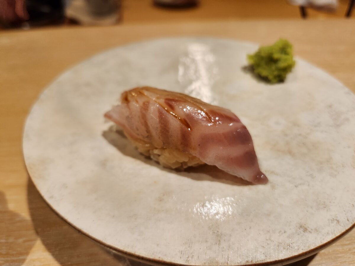 접시 위의 벤자리 초밥.