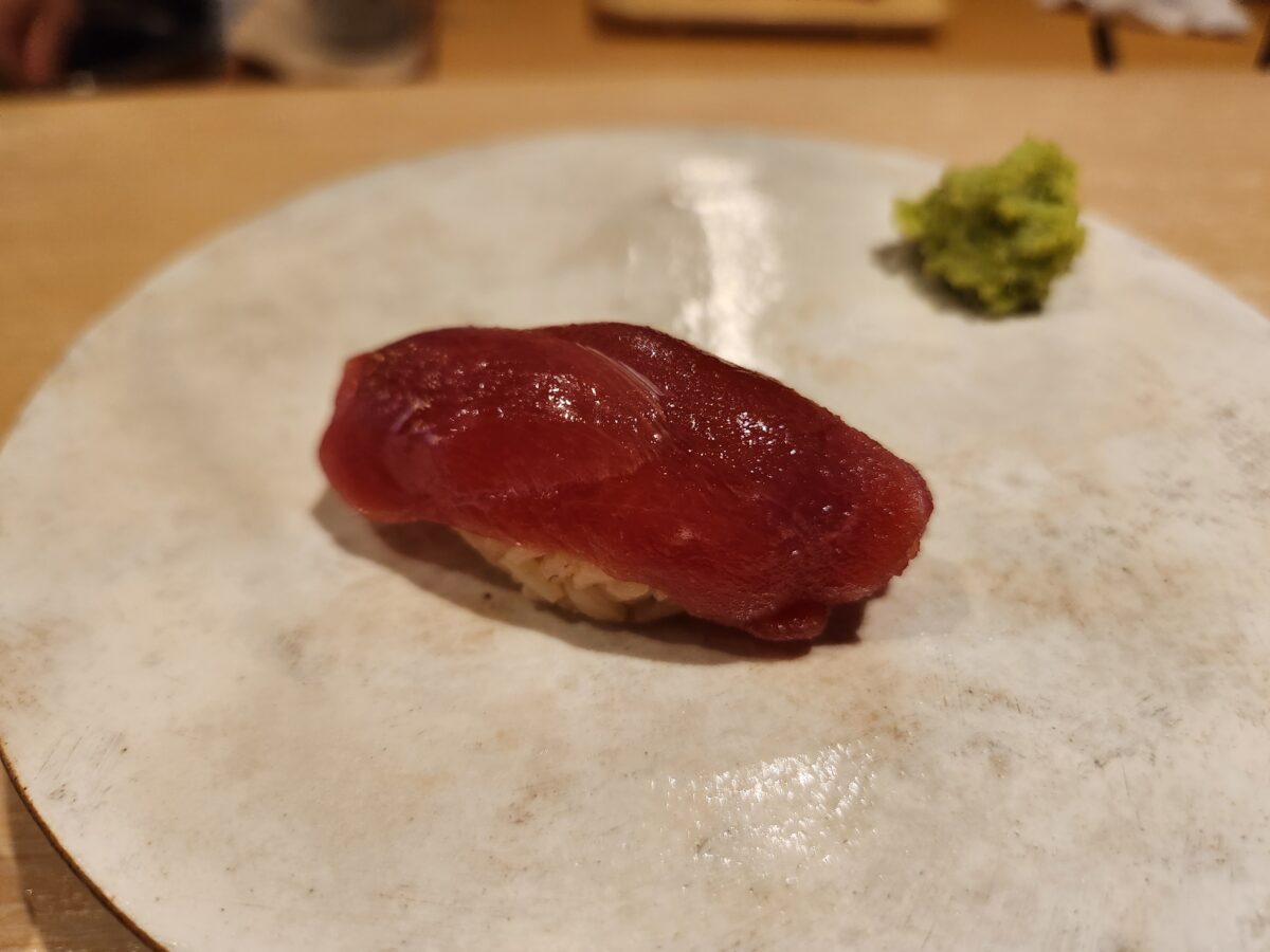 절여진 참치 적신 초밥 한 점.