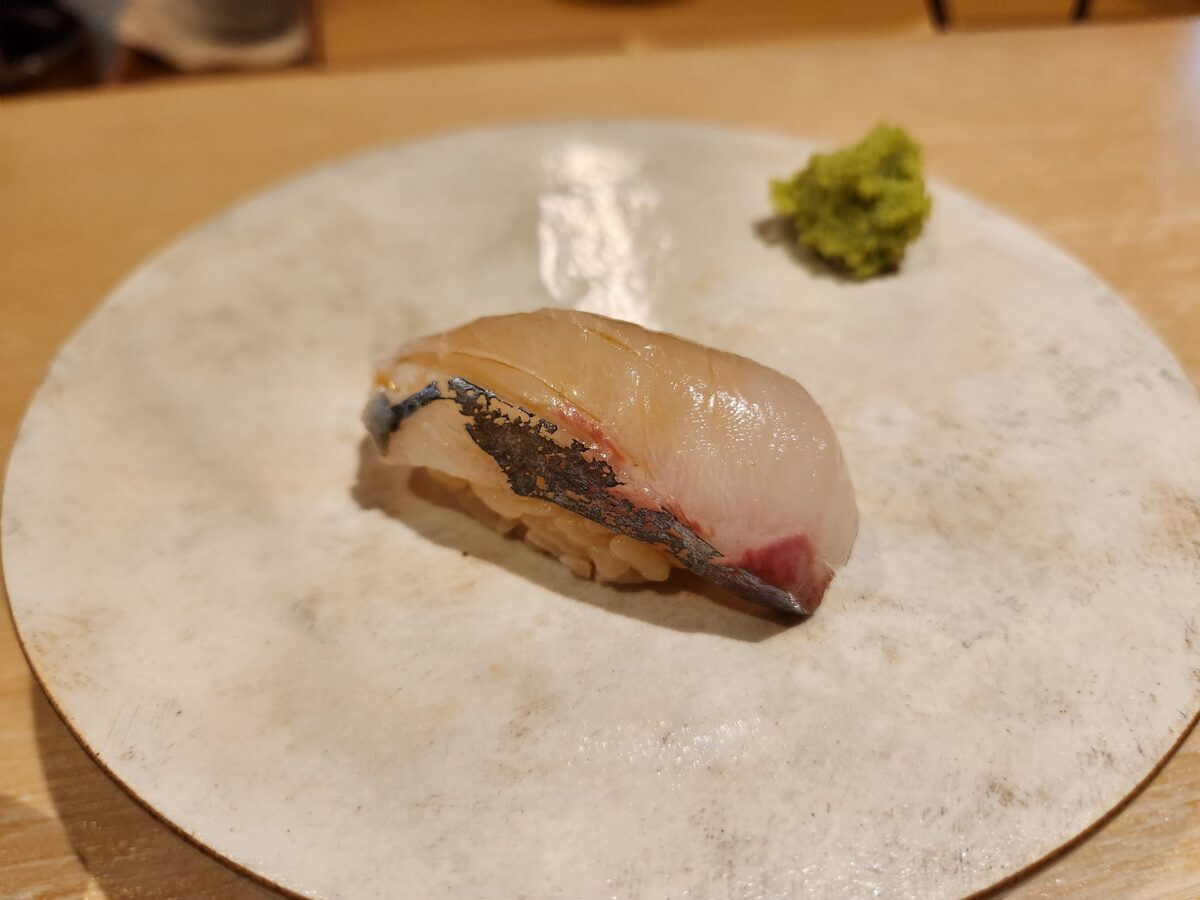 접시 위의 시마아지 초밥.